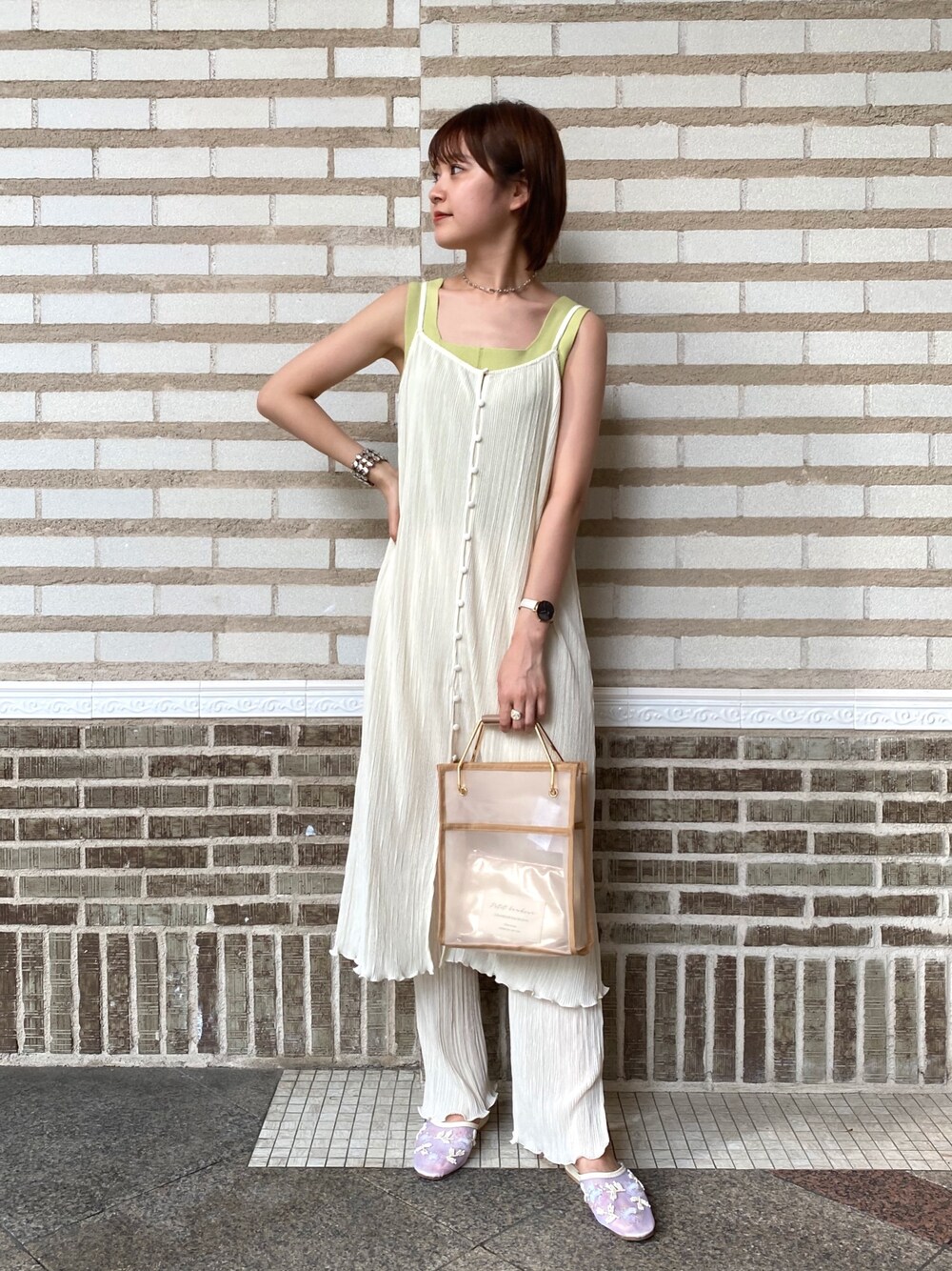 ホワイト系のワンピース、グリーン系のタンクトップ、ベージュ系のショルダーバッグを着用したレディースの夏コーディネートの1枚目の写真