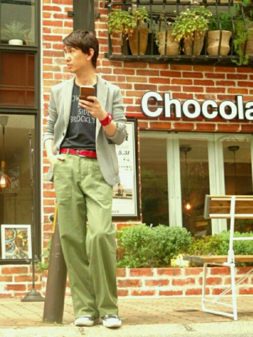 「ベイカーパンツ、休日スタイル、大人カジュアル、アダルトおカワたん部、ジャケット、Tシャツ、コンバース、スニーカー、グレー×カーキ、ゆるコーデ」｜「WEGOのWEGO/ベイカーパンツ（カーゴパンツ、グリーン系）」を使った、TetsuyaAshitaniさん（メンズ・175cm）の春コーディネートの1枚目の写真