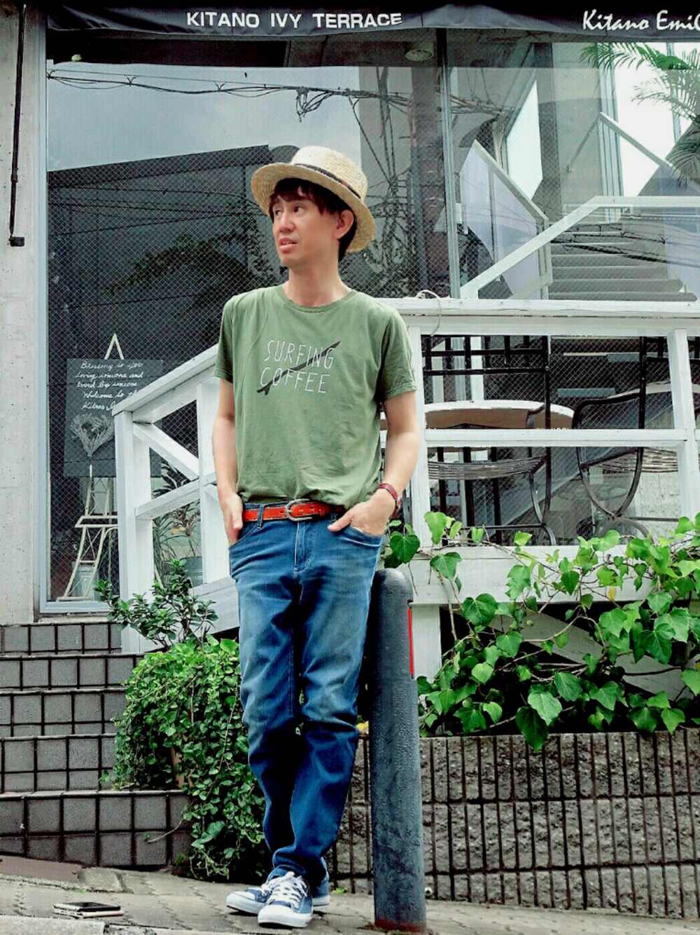 「カーキ、ロゴT、デニム、デニムパンツ、スニーカー、コンバース、アダルトおカワたん部、Tシャツ×デニム、Tシャツ、カンカン帽」｜「SURFING COFFEEのSURFING COFFEE (サーフィンコーヒー) "DIAGONAL"ボードTシャツ（Tシャツ/カットソー、グリーン系）」を使った、TetsuyaAshitaniさん（メンズ・175cm）の夏コーディネートの1枚目の写真