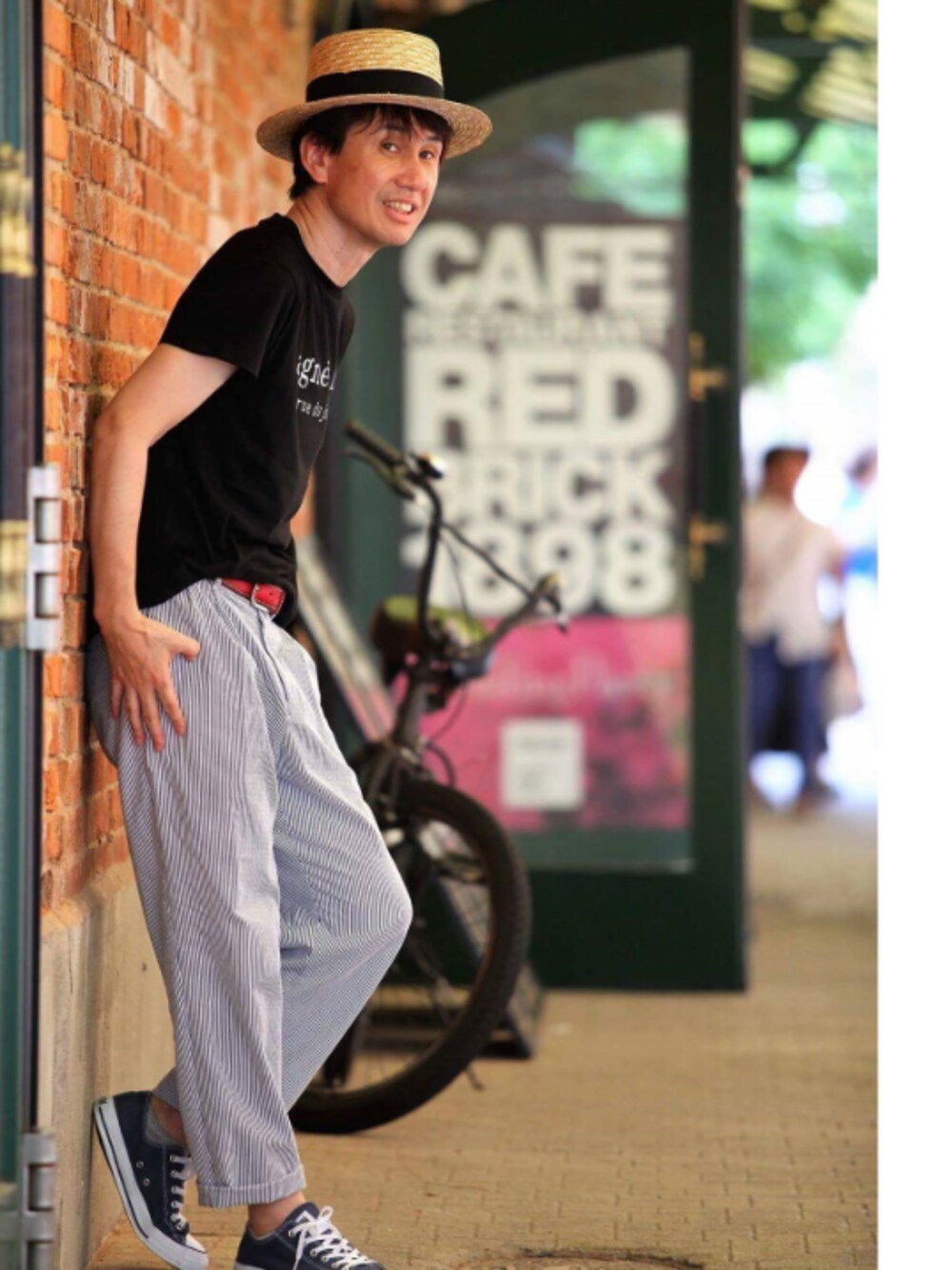 「アニエスベー、ロゴT、アダルトおカワたん部、Tシャツ、テーパードパンツ、ストライプパンツ、ストライプ、黒Tシャツ、カンカン帽」｜「agnes b.の【新作先行予約】【agnes b.  pour ADAM ET ROPE' 】LOGO  T-shirts（Tシャツ/カットソー、ブラック系）」を使った、TetsuyaAshitaniさん（メンズ・175cm）の夏コーディネートの1枚目の写真