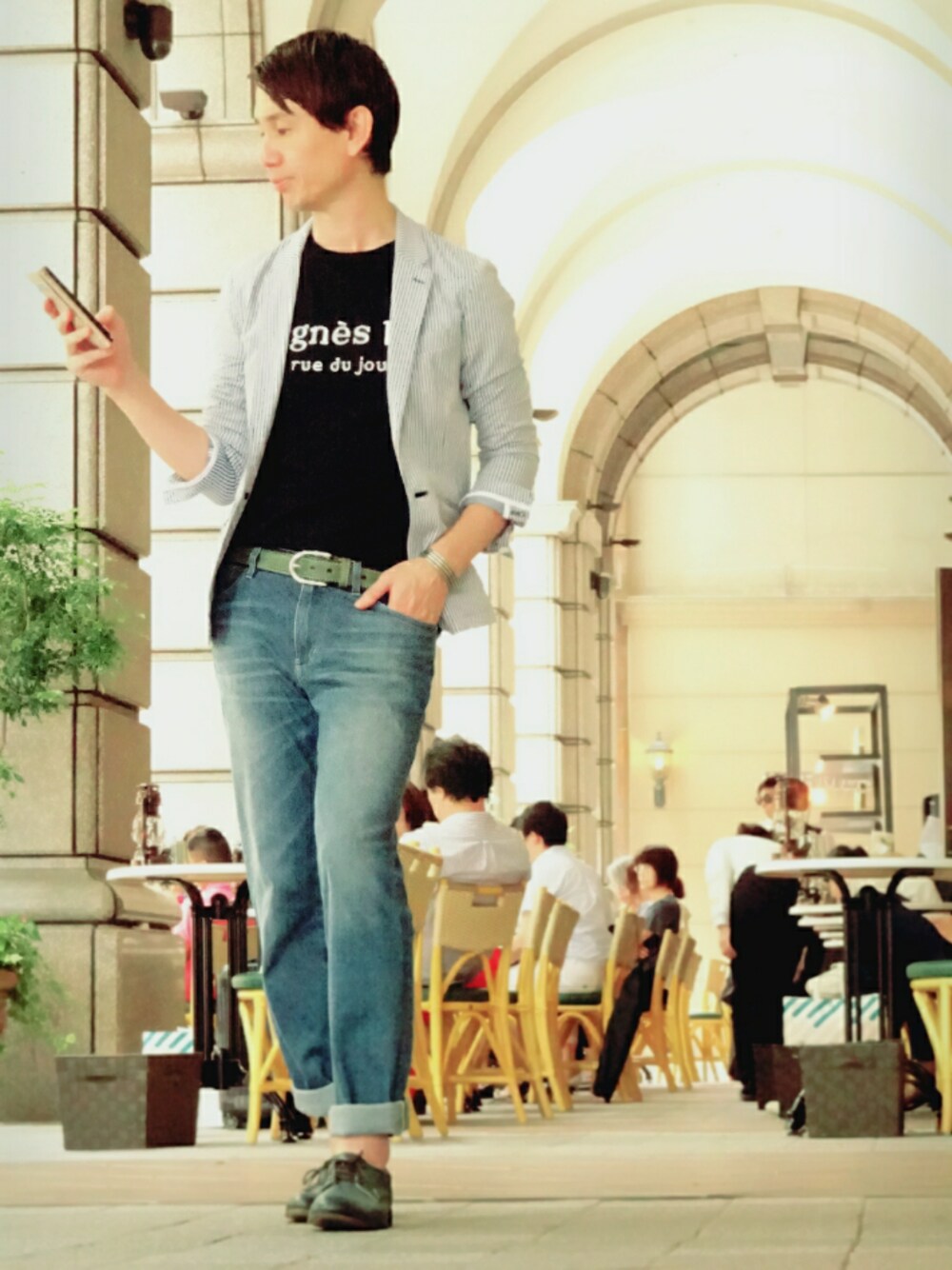 「黒、デニムパンツ、Tシャツ、グリーン、ジャケット、革靴、大人カジュアル、ベルト、アダルトおカワたん部、背景もファッションの一部」｜「ADAM ET ROPE'のダメージデニム ストレッチ カットオフ（デニムパンツ、ブルー系）」を使った、TetsuyaAshitaniさん（メンズ・175cm）の夏コーディネートの1枚目の写真