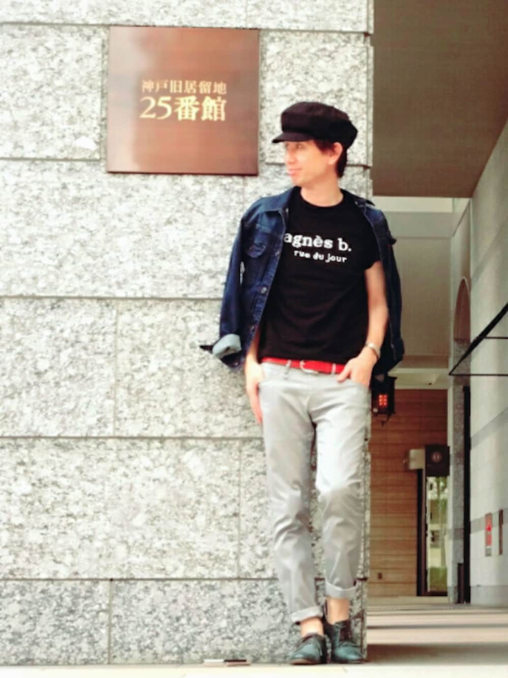 「キャスケット、黒Tシャツ、ブラック×グレー、赤、黒、グレー、スリムパンツ、革靴、グリーン、大人カジュアル」｜「agnes b.の【新作先行予約】【agnes b.  pour ADAM ET ROPE' 】LOGO  T-shirts（Tシャツ/カットソー、ブラック系）」を使った、TetsuyaAshitaniさん（メンズ・175cm）の秋コーディネートの1枚目の写真