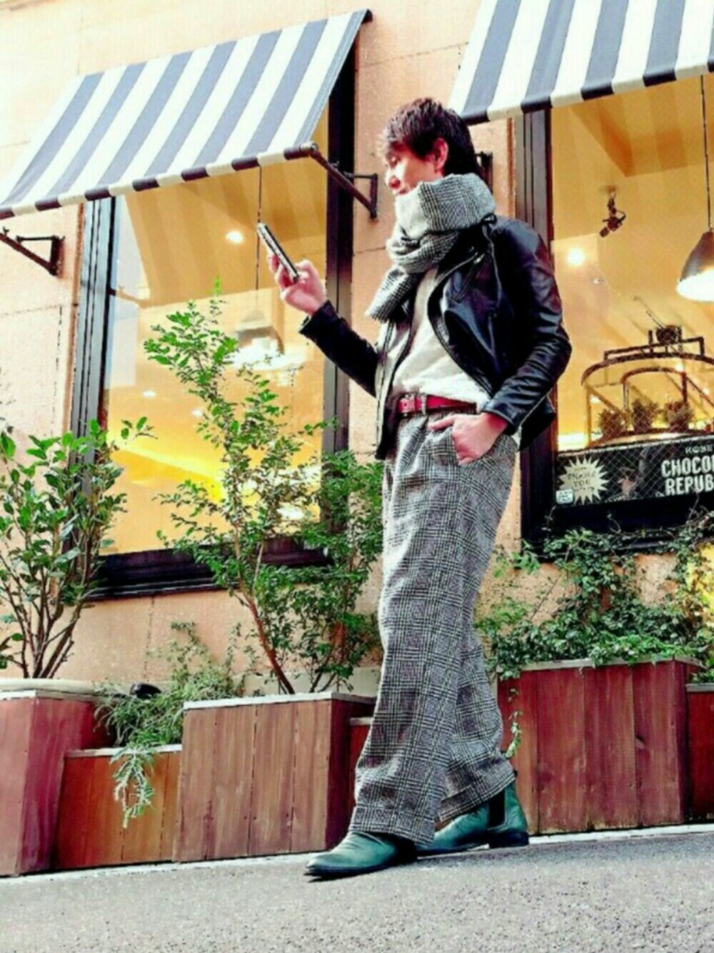 「マフラー、ワイドパンツ、チェック、グレンチェック、ニット、ホワイトニット、ブーツ、クリスマスコーデ、ライダース、妄想ライダースフェス」｜「URBAN RESEARCHのUR ウールワイドトラウザー（その他パンツ、その他）」を使った、TetsuyaAshitaniさん（メンズ・175cm）の冬コーディネートの1枚目の写真