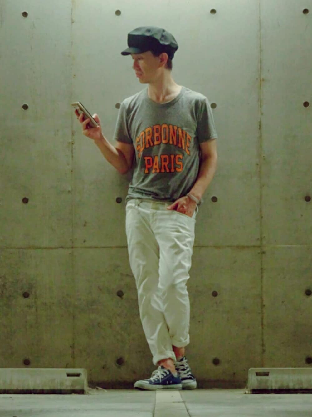 「グレー、ホワイトパンツ、ホワイトデニム、スニーカー、コンバース、キャスケット、Tシャツ、ロゴT」｜「rxmanceの＜rxmance＞ SORBONNE TEE GRY/Tシャツ（Tシャツ/カットソー、グレー系）」を使った、TetsuyaAshitaniさん（メンズ・175cm）の夏コーディネートの1枚目の写真