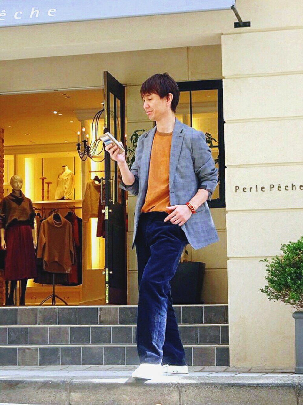 「グレンチェック、ジャケット、オーバーサイズ、コーデュロイパンツ、コーデュロイ、ブレスレット、キャメル、カットソー、スニーカー、コンバース」｜「BEAMS LIGHTSのBEAMS LIGHTS / プライムフレックス メランジ 2ボタン トラベルジャケット（テーラードジャケット、グレー系）」を使った、TetsuyaAshitaniさん（メンズ・175cm）の秋コーディネートの1枚目の写真