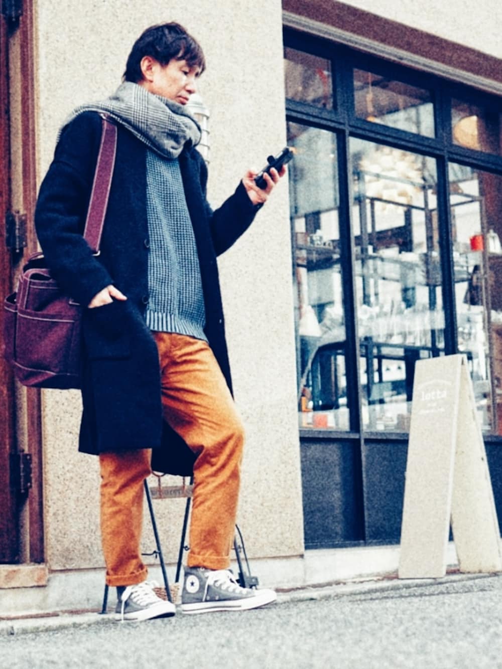 「ニット、テーパードパンツ、ニットコート、マスタード、グレーネイビー、コンバース、converse、カメラバッグ、cookjeans 」｜「antiquaのニットジャケット（テーラードジャケット、ブラック系）」を使った、TetsuyaAshitaniさん（メンズ・175cm）の冬コーディネートの1枚目の写真