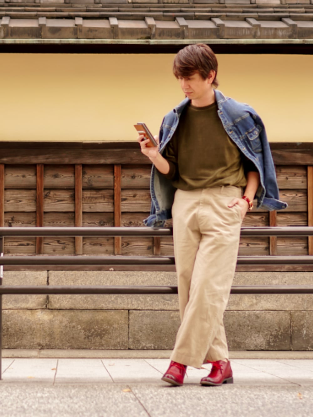 「秋冬コーデ、オリーブ、オリーブ色、ブーツ、ショートブーツ、赤ブーツ、ワイドパンツ、オーシバル、ニット」｜「SENSE OF PLACE by URBAN RESEARCHのモックネックセーター（ニット/セーター、グリーン系）」を使った、TetsuyaAshitaniさん（メンズ・175cm）の冬コーディネートの1枚目の写真