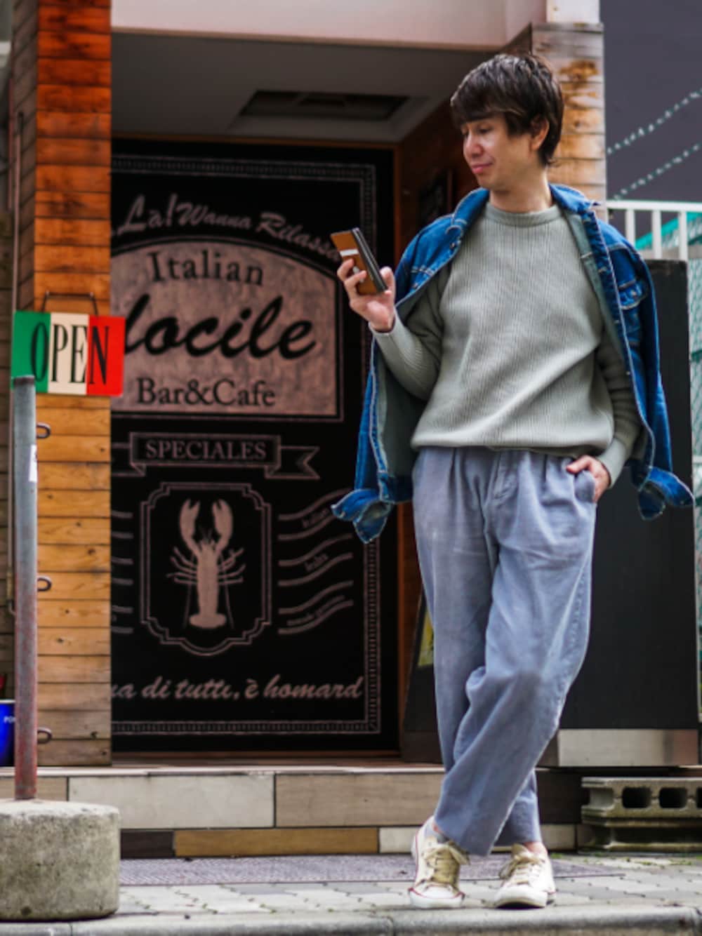 「パステル映える春、アップルグリーン、春コーデ、ニット、コーデュロイパンツ、スニーカー、converse、デニムジャケット、パステルカラー、ライトグレー」｜「URBAN RESEARCHのアイテム（パンツ、グレー系）」を使った、TetsuyaAshitaniさん（メンズ・175cm）の春コーディネートの1枚目の写真