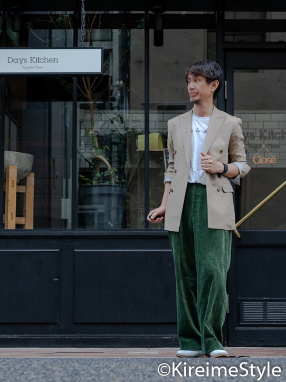 「大人カジュアル、フレアパンツ、グリーン、ジャケット、ジャケットスタイル、コーデュロイパンツ、革靴、ロゴT、ロングジャケット」｜「MAISON SPECIALの《ユニセックスアイテム》TAKEMIコーデュロイワイドパンツ 【MAISON SPECIAL/メゾンスペシャル】■セットアップ対応■（スラックス、グリーン系）」を使った、TetsuyaAshitaniさん（メンズ・175cm）の秋コーディネートの1枚目の写真