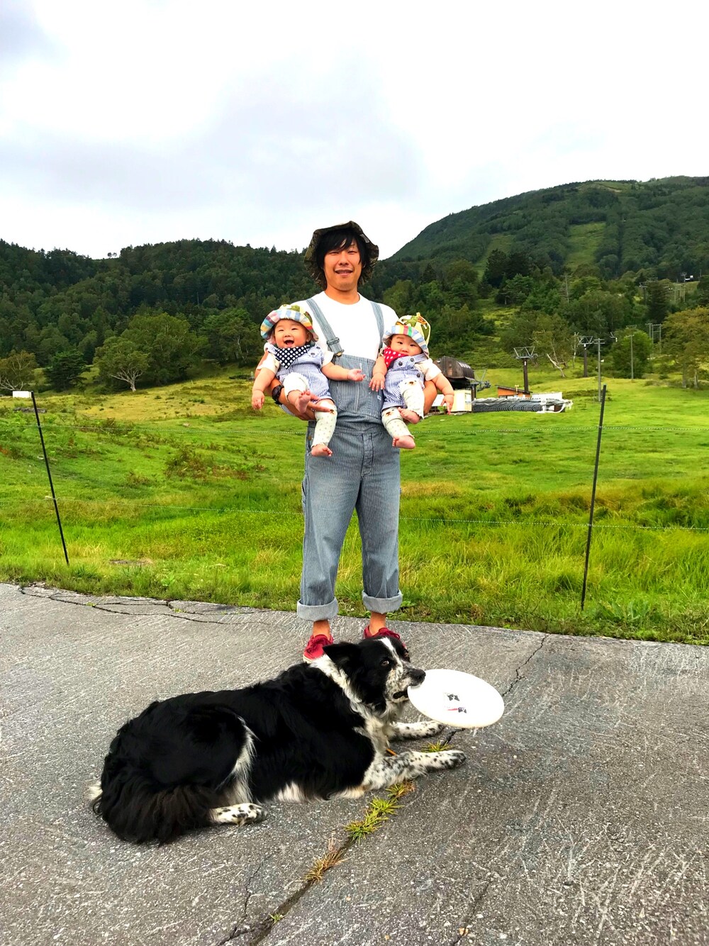 グレー系のサロペット/オーバーオール、ホワイト系のTシャツ/カットソー、グレー系のサロペット/オーバーオールを着用したメンズの秋コーディネートの1枚目の写真