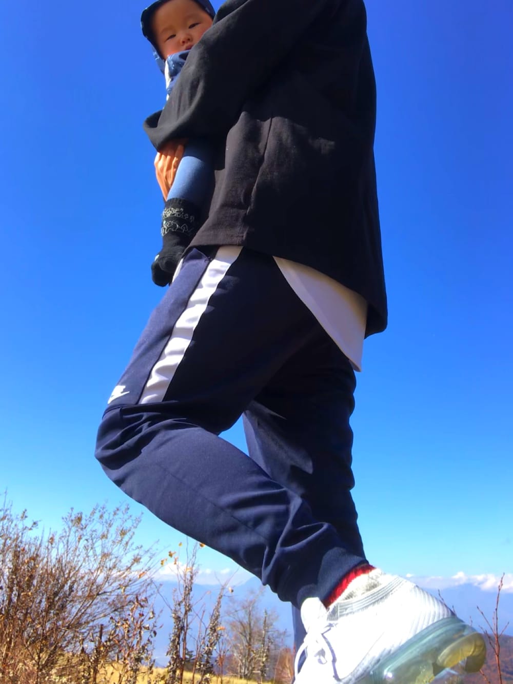 「青空、山田牧場、秋コーデ、鼻油、おしゃれさんと繋がりたい」｜「NIKEのナイキ スポーツウェア メンズジョガーパンツ 《セットアップ対応商品》（その他パンツ、ブルー系）」を使った、310U2106さん（メンズ・174cm）の秋コーディネートの1枚目の写真