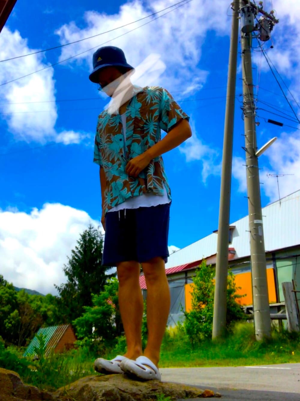 「休日スタイル、鼻油、アロハシャツ、keen、ハーフパンツ、adidas」｜「UNIQLOのカットソーイージーショートパンツ（その他パンツ、ブルー系）」を使った、310U2106さん（メンズ・174cm）の夏コーディネートの1枚目の写真