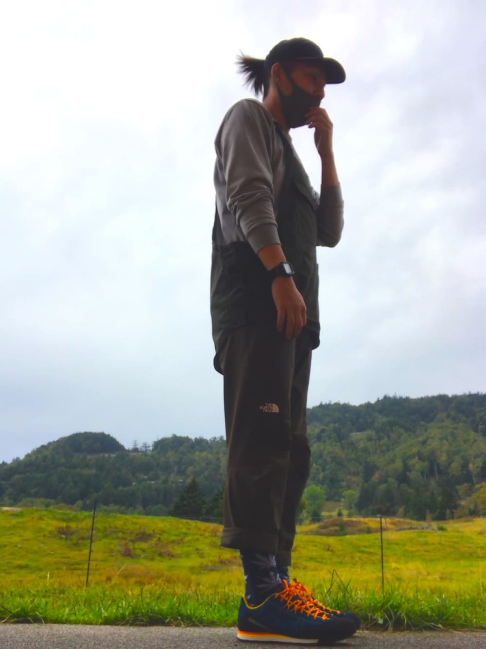 「鼻油、merrell、ワークマン、エプロン、THE NORTH FACE、アウトドアスタイル」｜「THE NORTH FACEのTHE NORTH FACE Doro Light Pant NB81711（その他パンツ、ブラック系）」を使った、310U2106さん（メンズ・174cm）の秋コーディネートの1枚目の写真