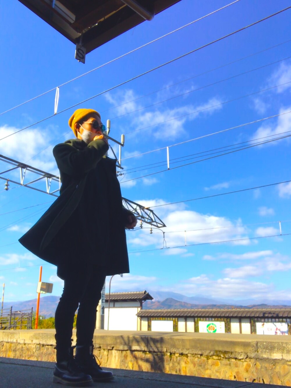 「鼻油、GU、Y-3、Dr.Martens、秋冬コーデ」｜「Y-3のM 3 STP FT HIGH NECK SWEATER（スウェット、ブラック系）」を使った、310U2106さん（メンズ・174cm）の秋コーディネートの1枚目の写真