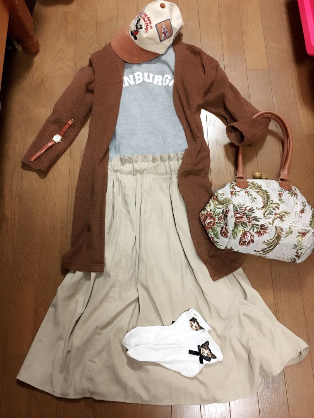 「冬コーデ、シンプル、ニット、刺繍、がま口、ハット、disney」｜「no brandのアイテム（スカート、ベージュ系）」を使った、shio...さん（レディース・157cm）の冬コーディネートの1枚目の写真