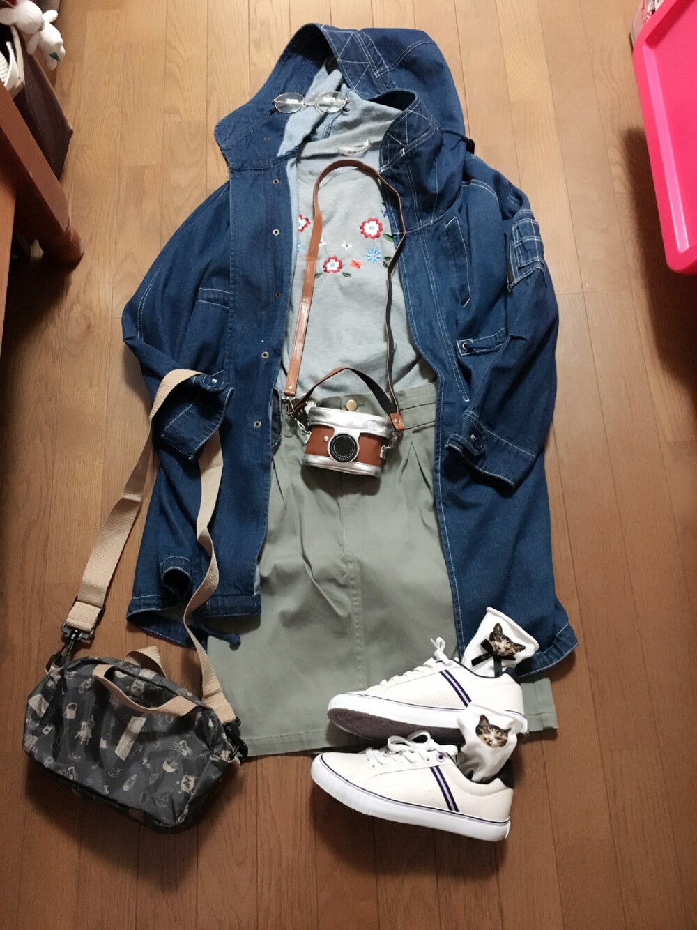 「冬、休日スタイル、スカート、カメラ、めがね、Dickies、ムーミン、刺繍ニット」｜「Village Vanguardのアイテム（その他小物、ブラウン系）」を使った、shio...さん（レディース・157cm）の冬コーディネートの1枚目の写真