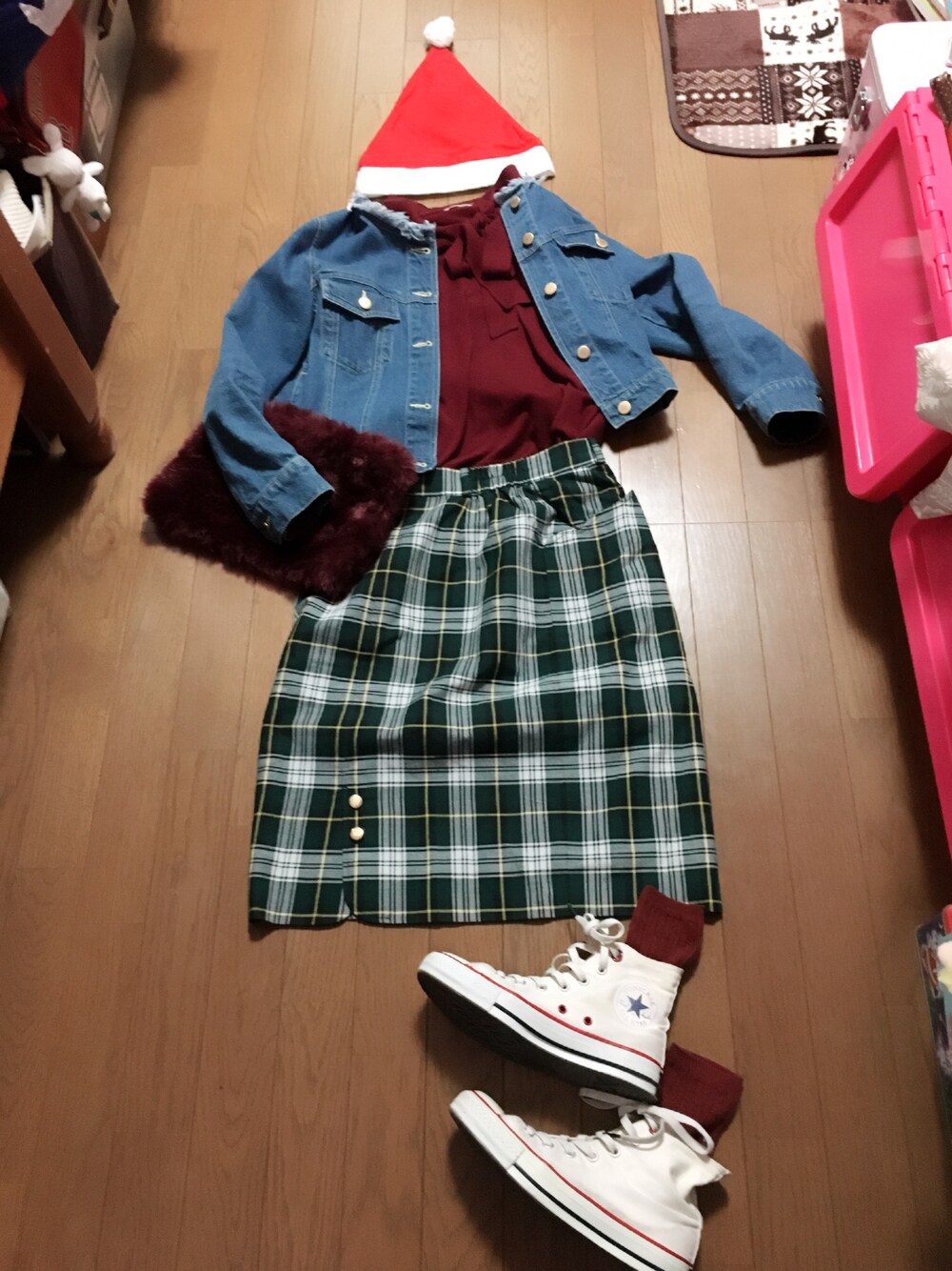 「クリスマスカラー、赤、XmasぱーちーWEAR2016、スカート、デニム、サンタクロース、ファー小物、converse」｜「usedのアイテム（スカート、グリーン系）」を使った、shio...さん（レディース・157cm）の冬コーディネートの1枚目の写真