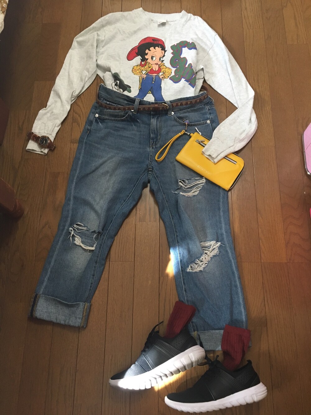 「はるコーデ、カジュアル、スニーカー、ベティーちゃん、古着、古着MIX、MACKINTOSH PHILOSOPHY、1993、GU、Tシャツ×デニム」｜「GUのアイテム（デニムパンツ、ブルー系）」を使った、shio...さん（レディース・157cm）の春コーディネートの1枚目の写真