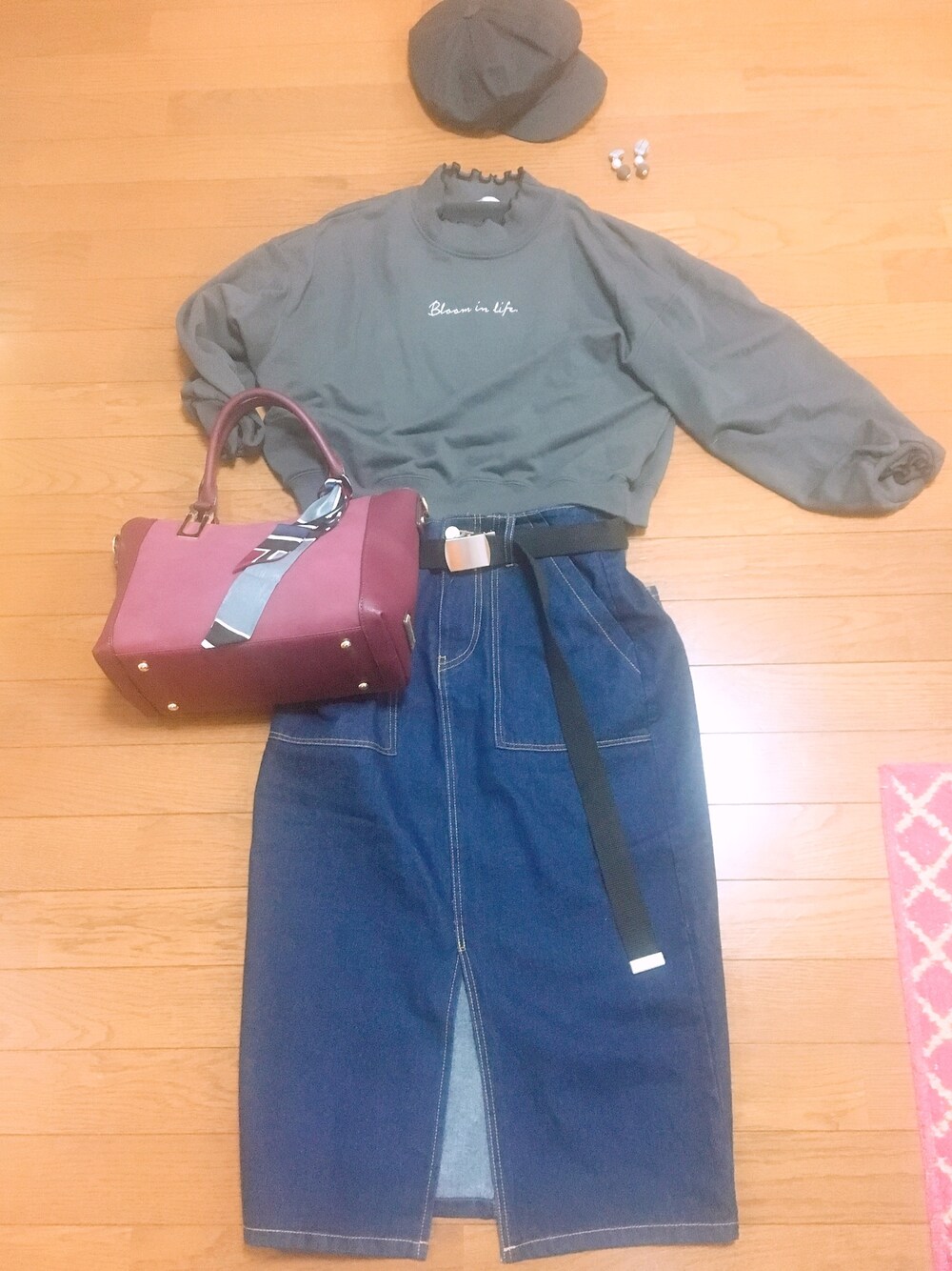 「カジュアルコーデ、ブラック、デニム」｜「RETRO GIRLのＤカン起毛ナロースカート（スカート、ブルー系）」を使った、shio...さん（レディース・157cm）の秋コーディネートの1枚目の写真