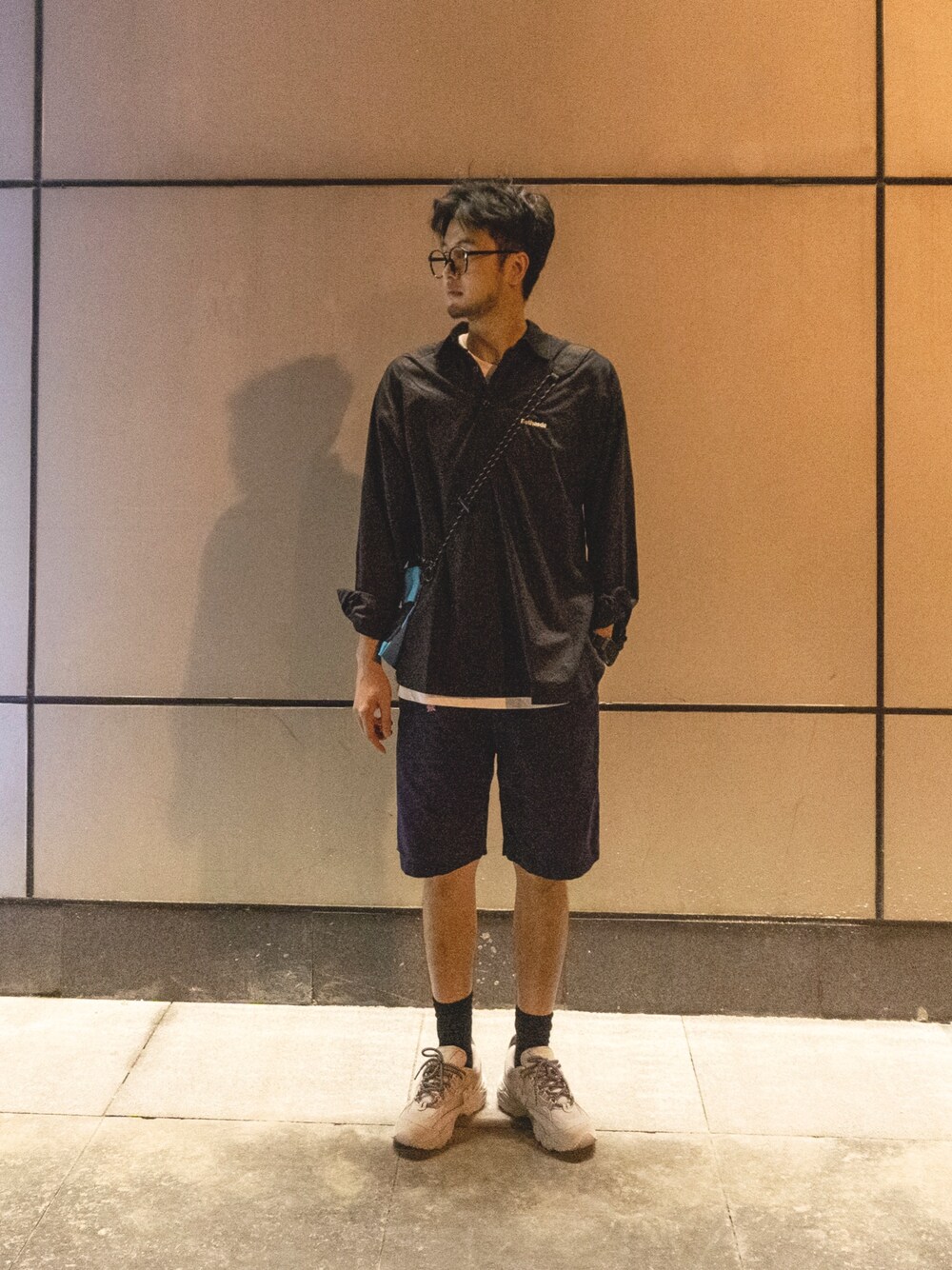 「ootd、街头搭配、日系极简、通勤穿搭」｜「NEW BALANCEのアイテム（スニーカー、グレー系）」を使った、馬家梁梁梁さん（メンズ・168cm）の秋コーディネートの1枚目の写真