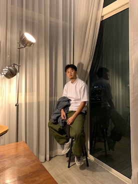 「アイテム（ポーチ、グリーン系）」を使った、馬家梁梁梁さん（メンズ・168cm）の秋コーディネート