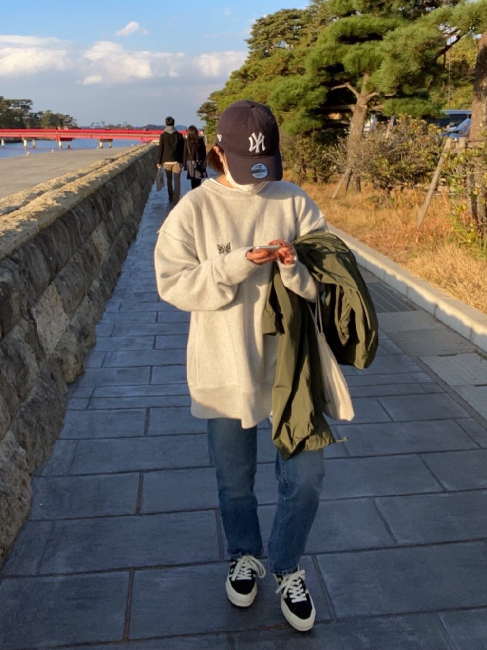 「BEAMS BOY、NEEDLES、GU、コンバース、converse、グレー、デニムパンツ、ヤンキース、M65」｜「Needlesのアイテム（スウェット、グレー系）」を使った、mmixryoさん（レディース・157cm）の春コーディネートの1枚目の写真