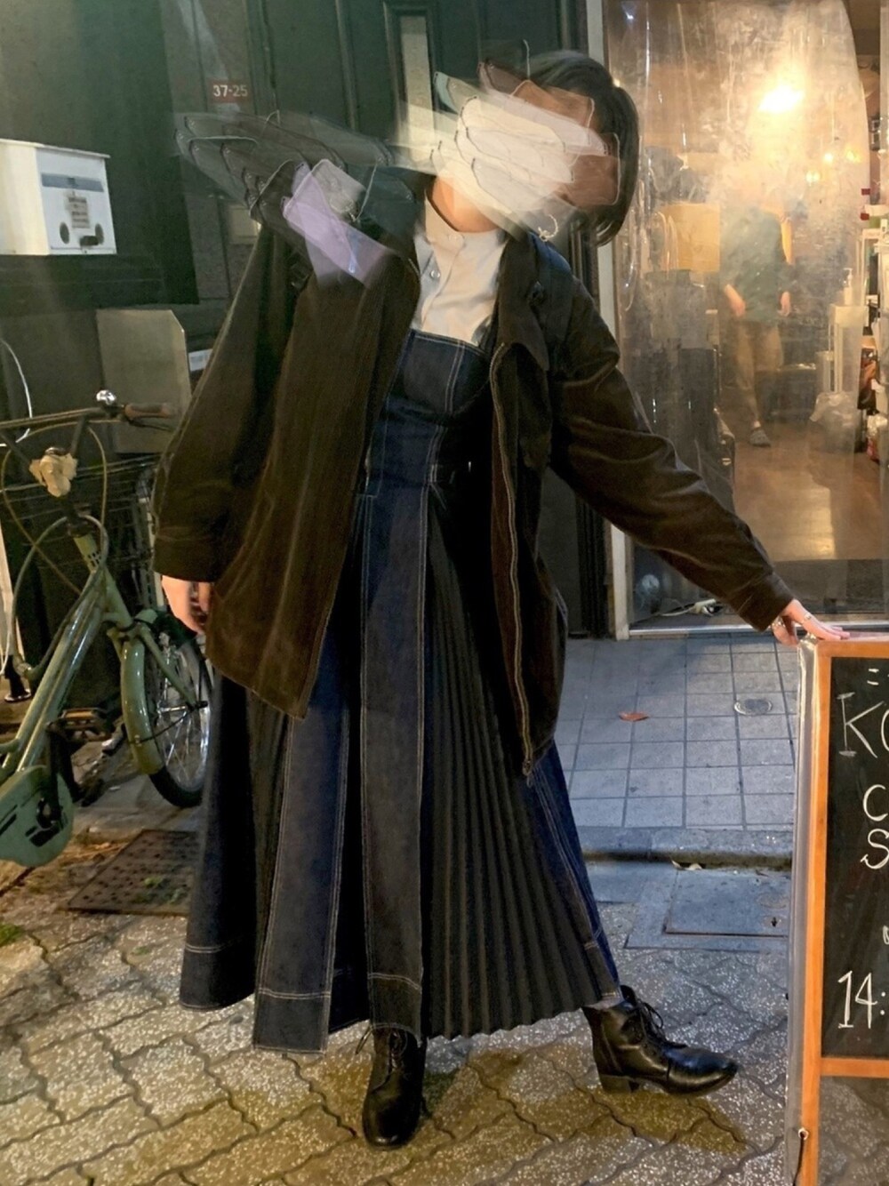 「カーサフライン、casafline、コーデュロイジャケット、デニムワンピース、マキシ丈ワンピース、レースアップシューズ、レースアップブーツ」｜「CASA FLINEのフロントホックデニムロングワンピース（ジャンパースカート、ブルー系）」を使った、アカリさん（レディース・172cm）の秋コーディネートの1枚目の写真