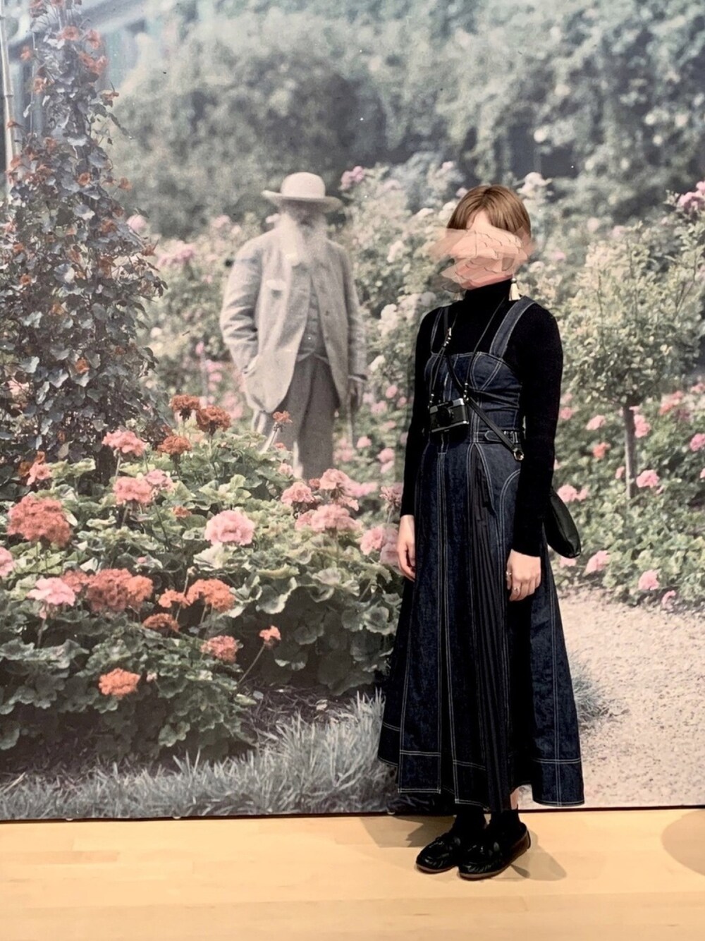 「デニムワンピース、ローファー×靴下、ローファー、casafline、カメラ女子」｜「CASA FLINEのフロントホックデニムロングワンピース（ジャンパースカート、ブルー系）」を使った、アカリさん（レディース・172cm）の秋コーディネートの1枚目の写真