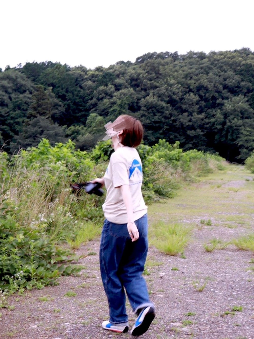 「デニムパンツ、デニムワイドパンツ、カーブパンツ、ベージュシャツ、ティーシャツ、Tシャツ×デニム、スニーカー、スニーカーコーデ、カメラ女子、ボーイッシュ」｜「FREAK'S STOREのParamount Pictures LOGO T-SHIRT/パラマウントピクチャーズ ビッグシルエットバックプリントフォトTシャツ（Tシャツ/カットソー、ベージュ系）」を使った、アカリさん（レディース・172cm）の秋コーディネートの1枚目の写真