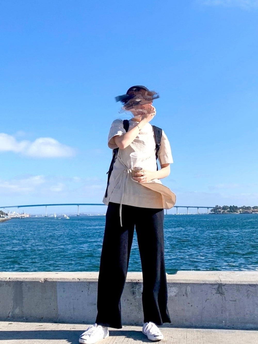 ベージュ系のシャツ/ブラウス、ブラック系のその他パンツ、ホワイト系のスニーカーを着用したレディースの秋コーディネートの1枚目の写真