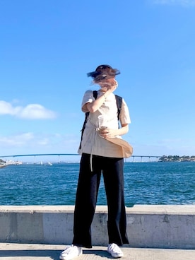 「ベージュシャツ」｜「アイテム（シューズ）」を使った、アカリさん（レディース・172cm）の秋コーディネート