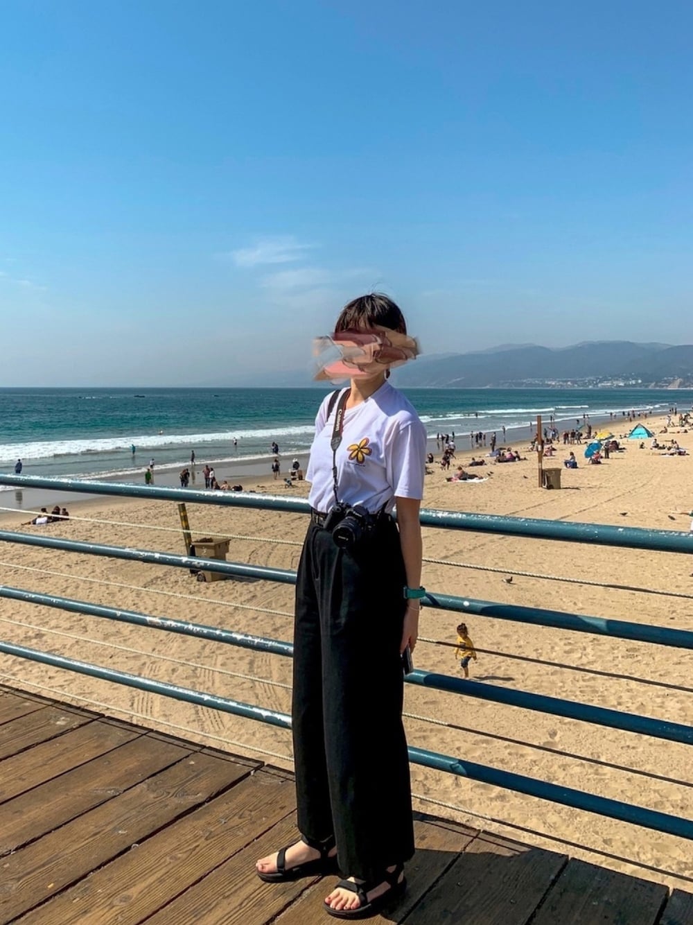 「Tシャツ、Tシャツコーデ、黒スラックス、黒パンツ、海外、テバ、白シャツ×パンツ」｜「STUSSYのアイテム（Tシャツ/カットソー、ホワイト系）」を使った、アカリさん（レディース・172cm）の秋コーディネートの1枚目の写真