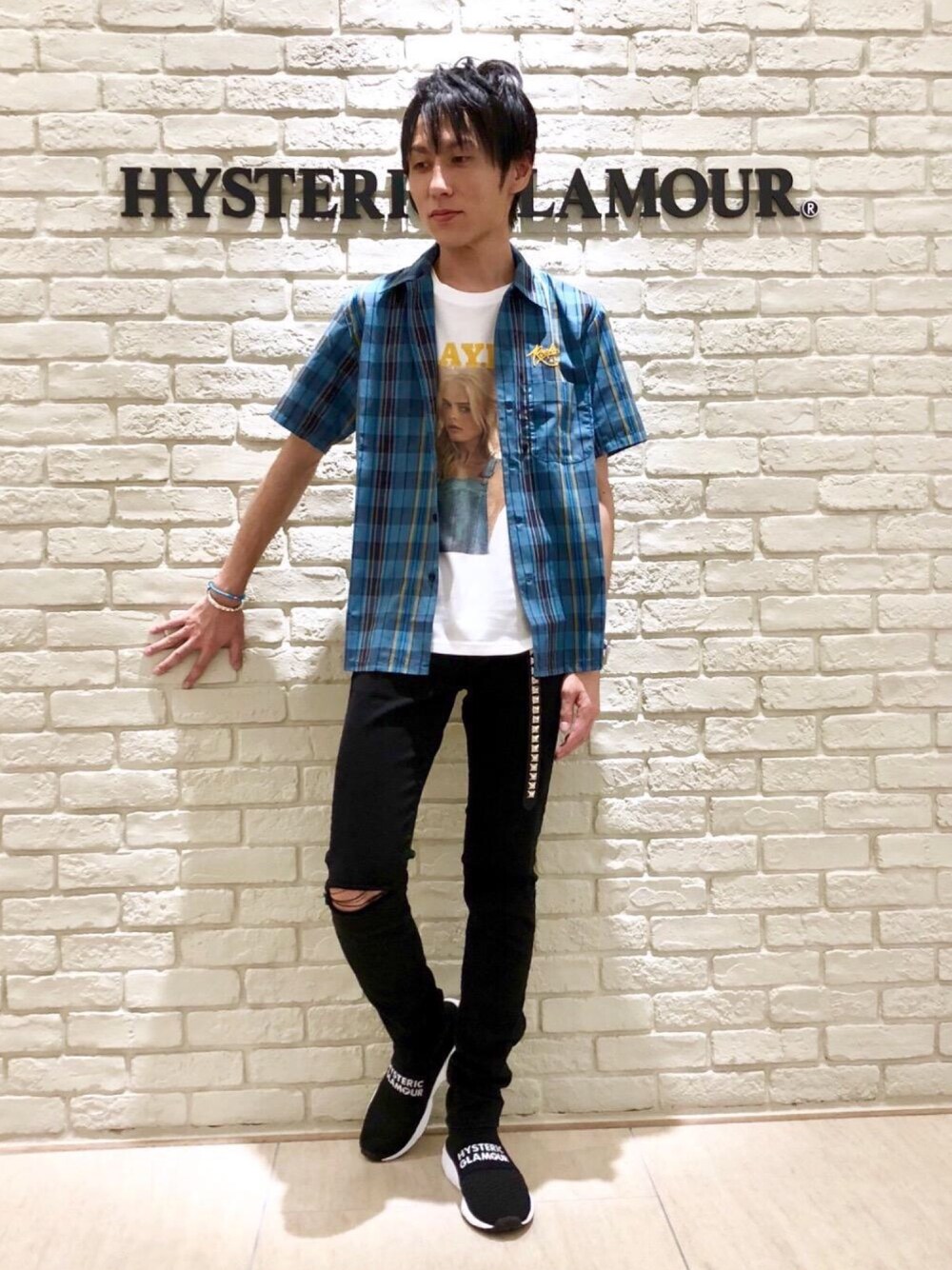 ブルー系のシャツ/ブラウス、ホワイト系のTシャツ/カットソー、ブラック系のデニムパンツを着用したメンズの夏コーディネートの1枚目の写真