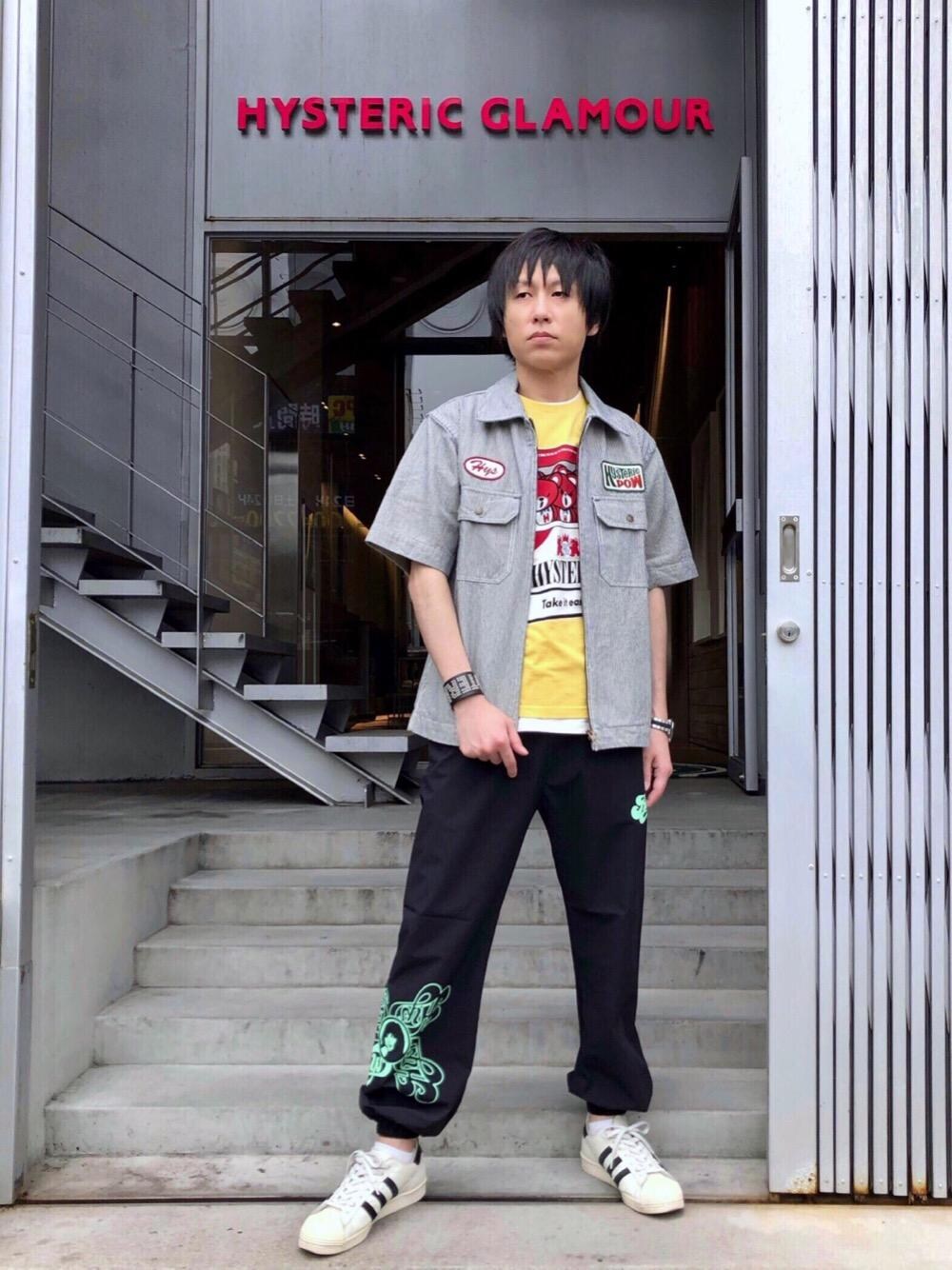 ホワイト系のシャツ/ブラウス、イエロー系のTシャツ/カットソー、ホワイト系のTシャツ/カットソーを着用したメンズの春コーディネートの1枚目の写真