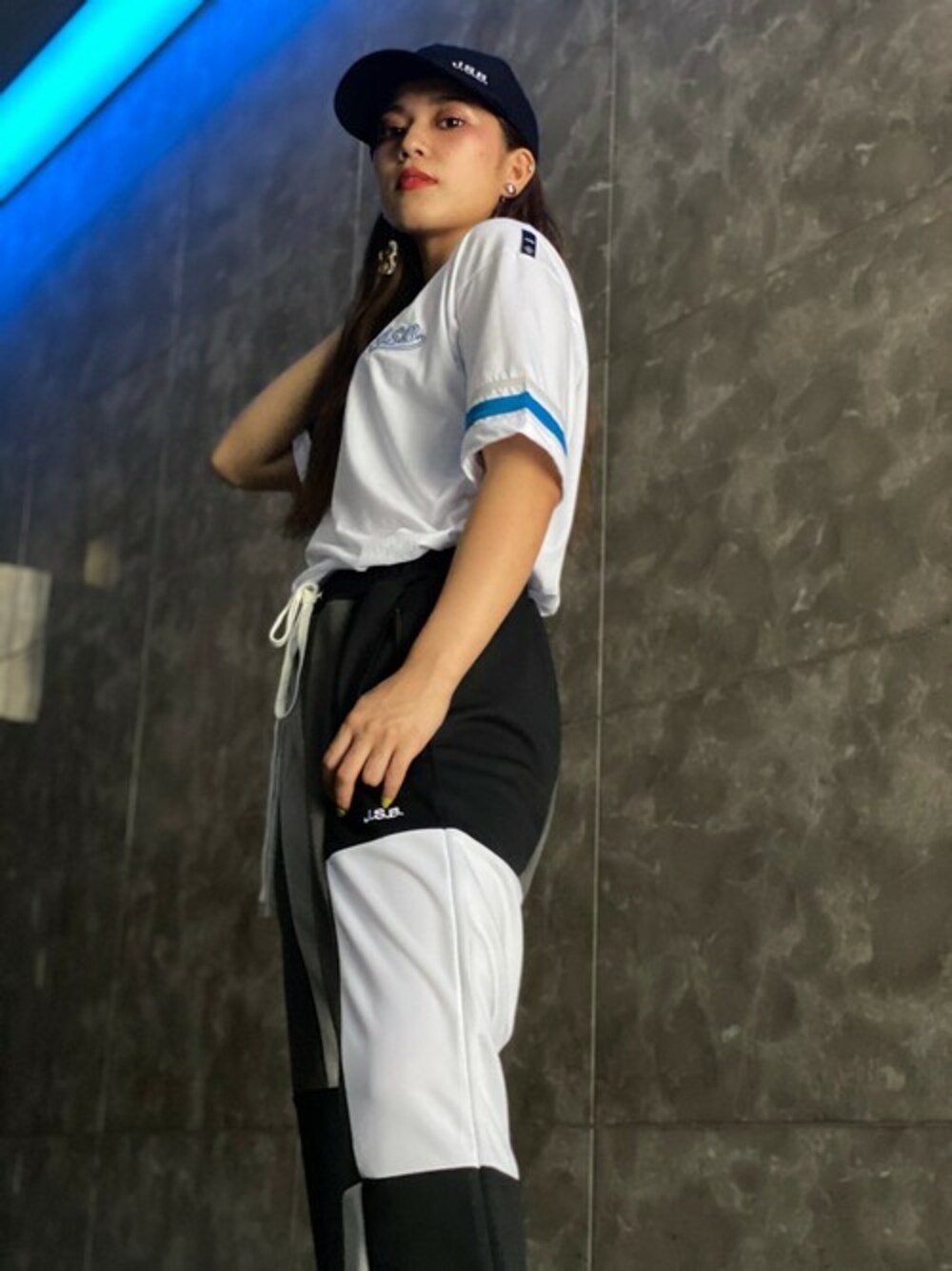 「トラックパンツ、ootd、J.S.B.、verticalgarage」｜「J.S.B.のMini Team Logo Tee（Tシャツ/カットソー、ホワイト系）」を使った、yuki_vgさん（メンズ・162cm）の秋コーディネートの1枚目の写真