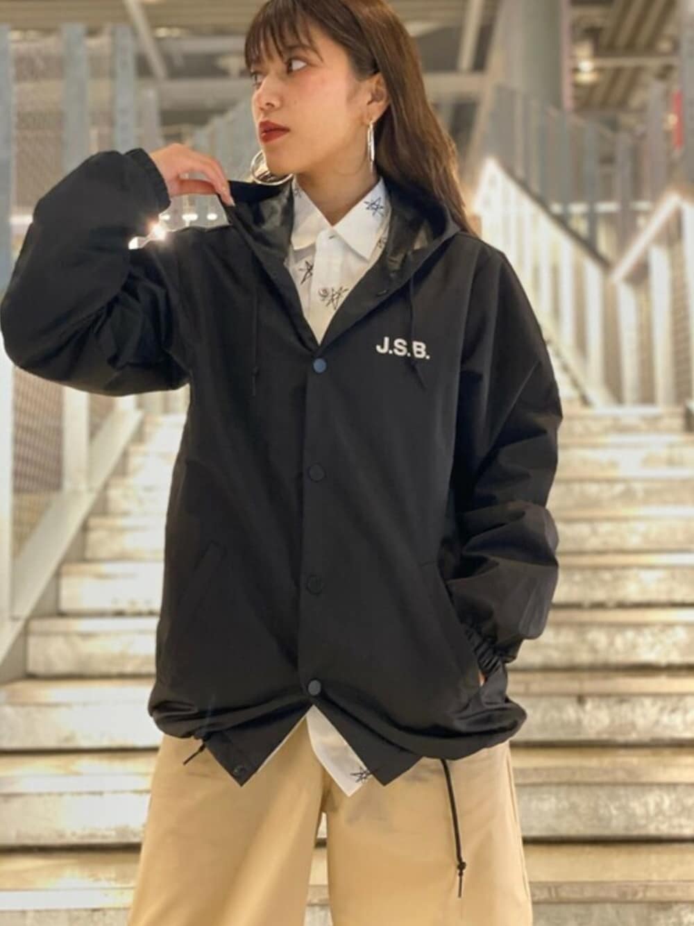 「＃シャツ、#シンプル、#ootd、#秋コーデ、#verticalgarage、#J.S.B.」｜「J.S.B.のLogo Hoodie Coach Jacket（ナイロンジャケット、ブラック系）」を使った、yuki_vgさん（レディース・162cm）の秋コーディネートの1枚目の写真