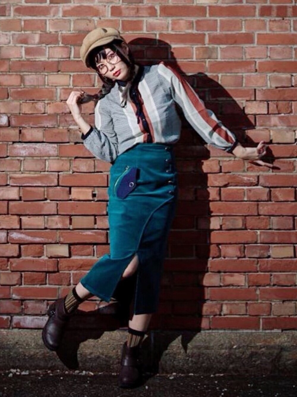 グリーン系のスカート、ブルー系のシャツ/ブラウス、ベージュ系のキャスケットを着用したレディースの秋コーディネートの1枚目の写真