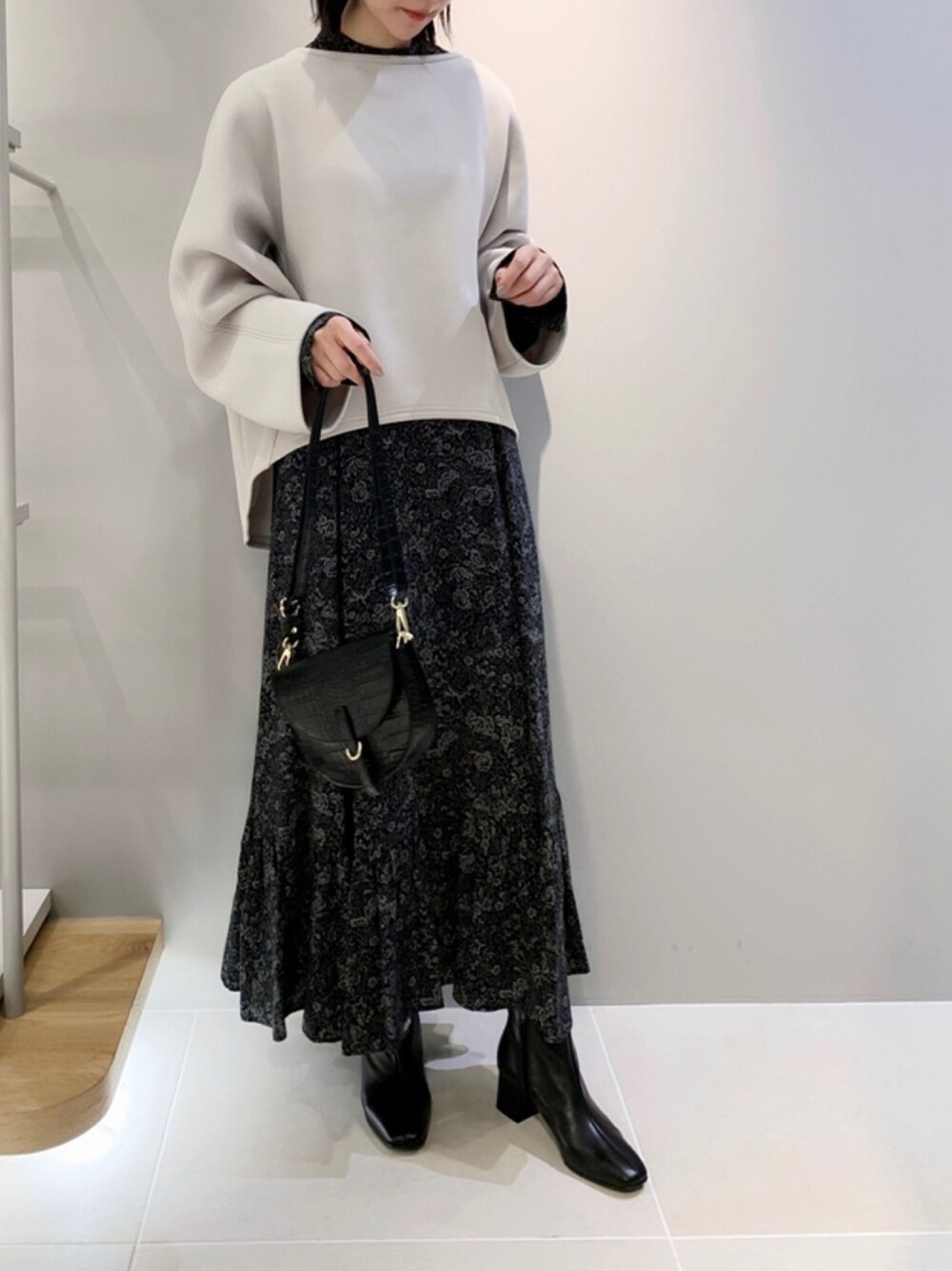 「ダンボール、プルオーバー、ロングワンピース、ブーツ、Rougevif」｜「Rouge vif la cleのアイテム（スウェット、グレー系）」を使った、yyhhmmさん（レディース・165cm）の秋コーディネートの1枚目の写真