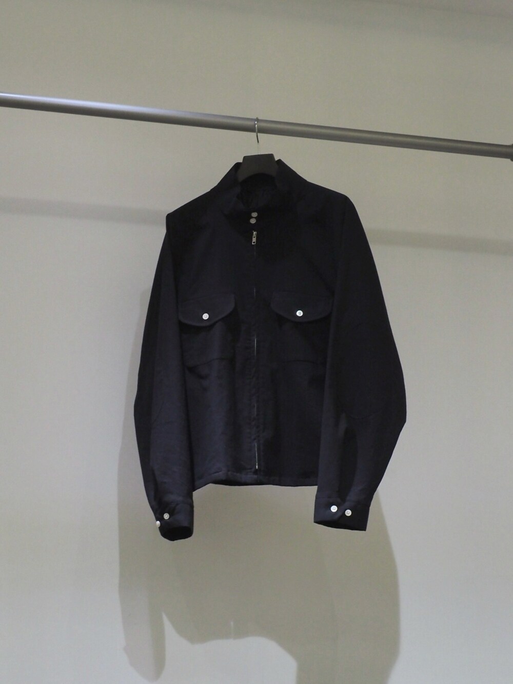 ブラック系のブルゾンを着用したメンズの春コーディネートの1枚目の写真