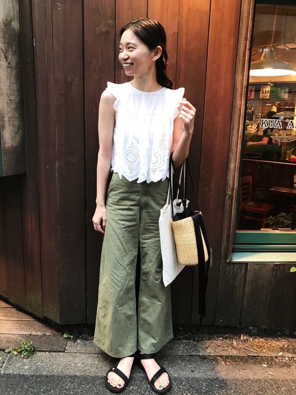 「大人カジュアル、夏、カジュアルコーデ、シンプルコーデ、ゆるコーデ、白、ラクチンコーデ、ハイウエスト、GU、プチプラ」｜「GUのアイテム（チノパンツ、グリーン系）」を使った、ゆさん（レディース・168cm）の夏コーディネートの1枚目の写真