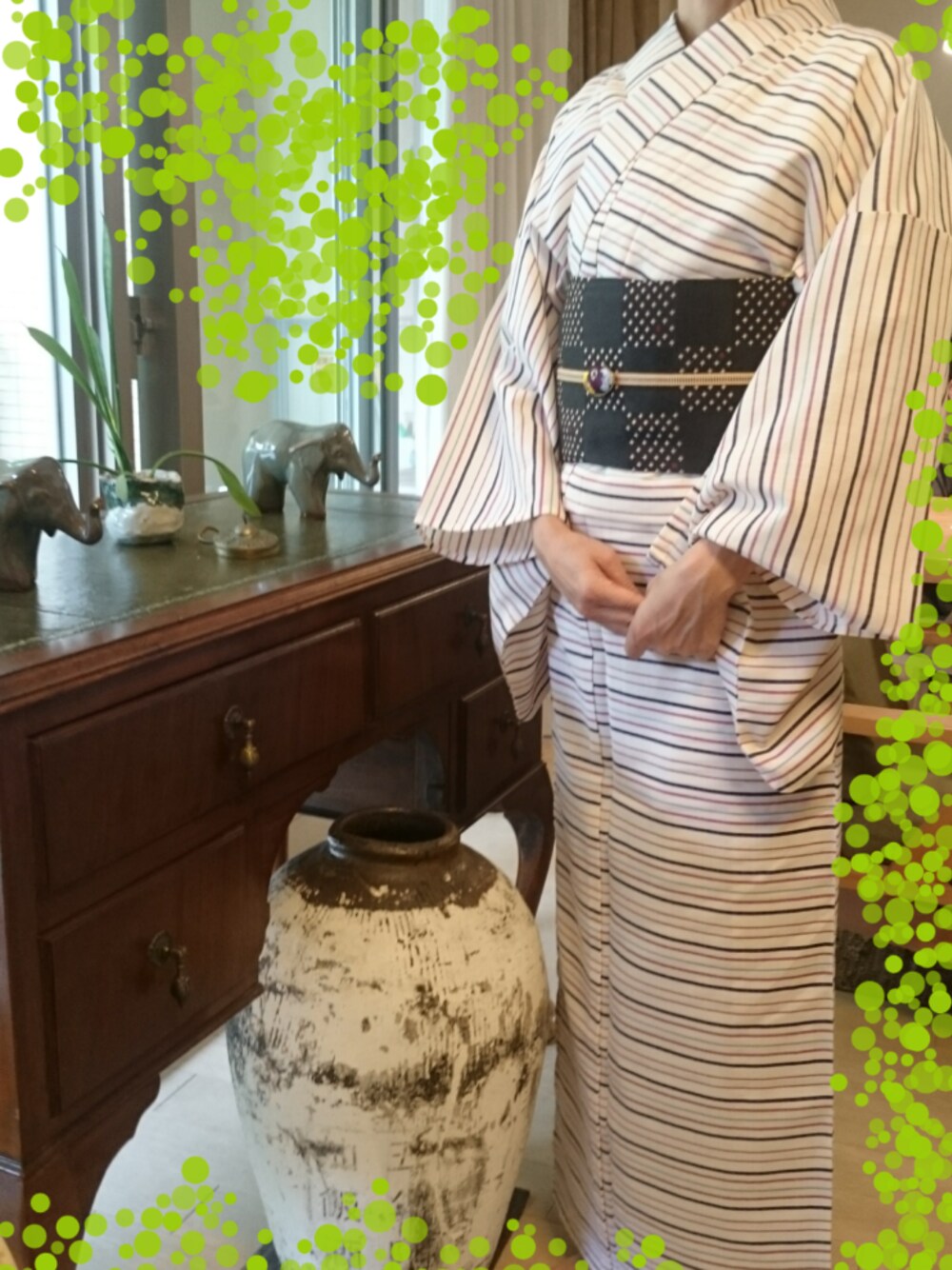 ブラック系の和装小物、ホワイト系の浴衣を着用したレディースの夏コーディネートの1枚目の写真