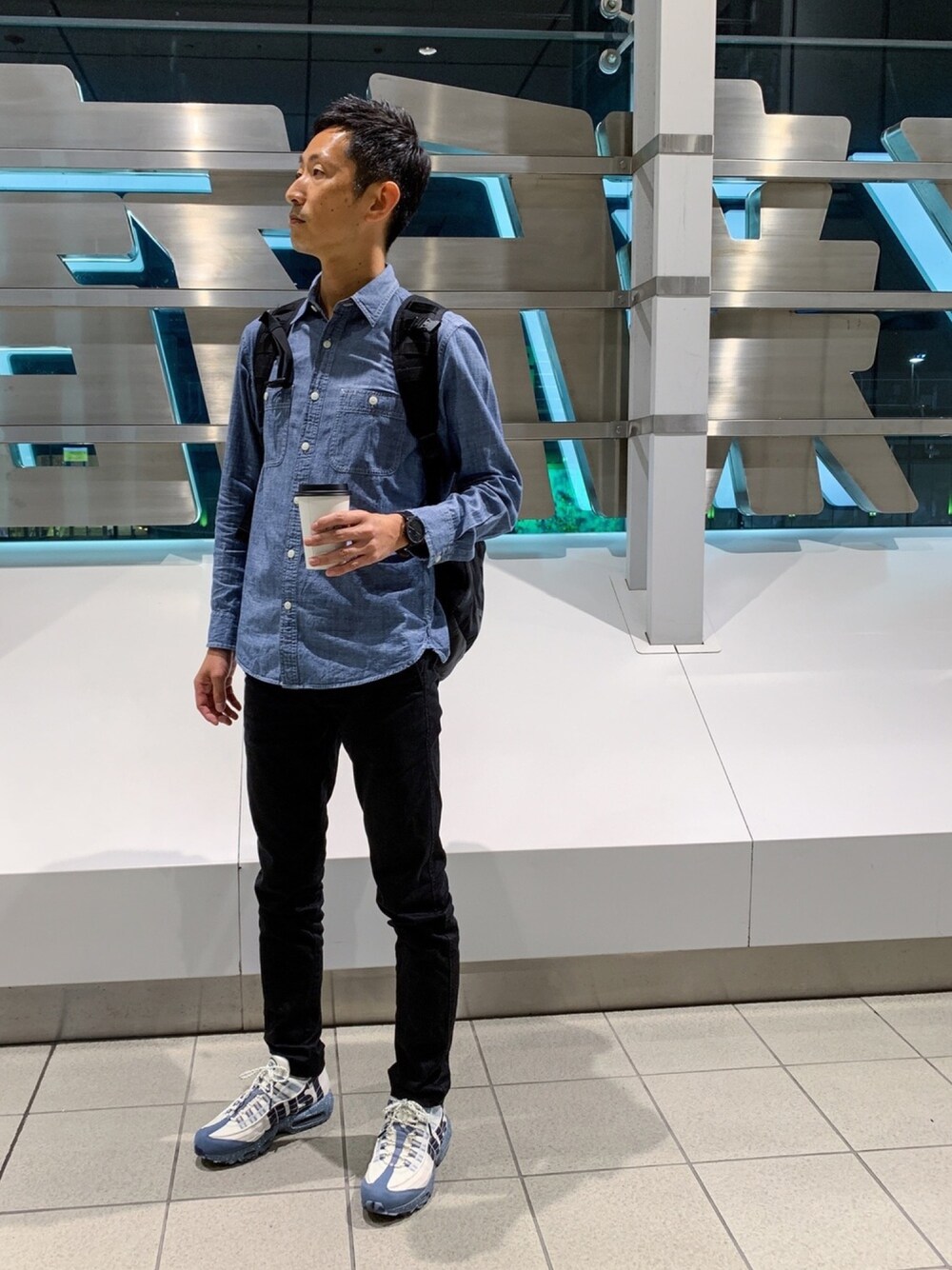 「スニーカー、スニーカーコーデ、SKAGEN、NIKE、ナイキ、エアマックス、AIR MAX、スカーゲン、シンプル、シンプルコーデ」｜「NIKEのアイテム（スニーカー、ブルー系）」を使った、ほねさん（メンズ・176cm）の春コーディネートの1枚目の写真
