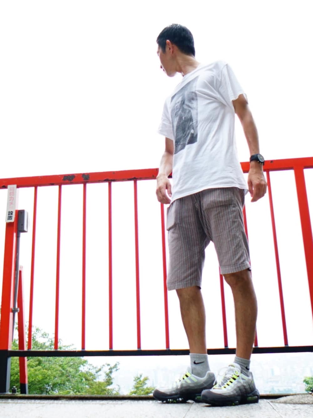 「夏コーデ、スニーカー、スニーカーコーデ、Diesel、NIKE、AIR MAX、エアマックス、旅行、atmos」｜「DIESELの【HYBRID SMARTWATCH】ARMBAR HYBRID　DZT1014（アナログ腕時計、ブラック系）」を使った、ほねさん（メンズ・176cm）の夏コーディネートの1枚目の写真