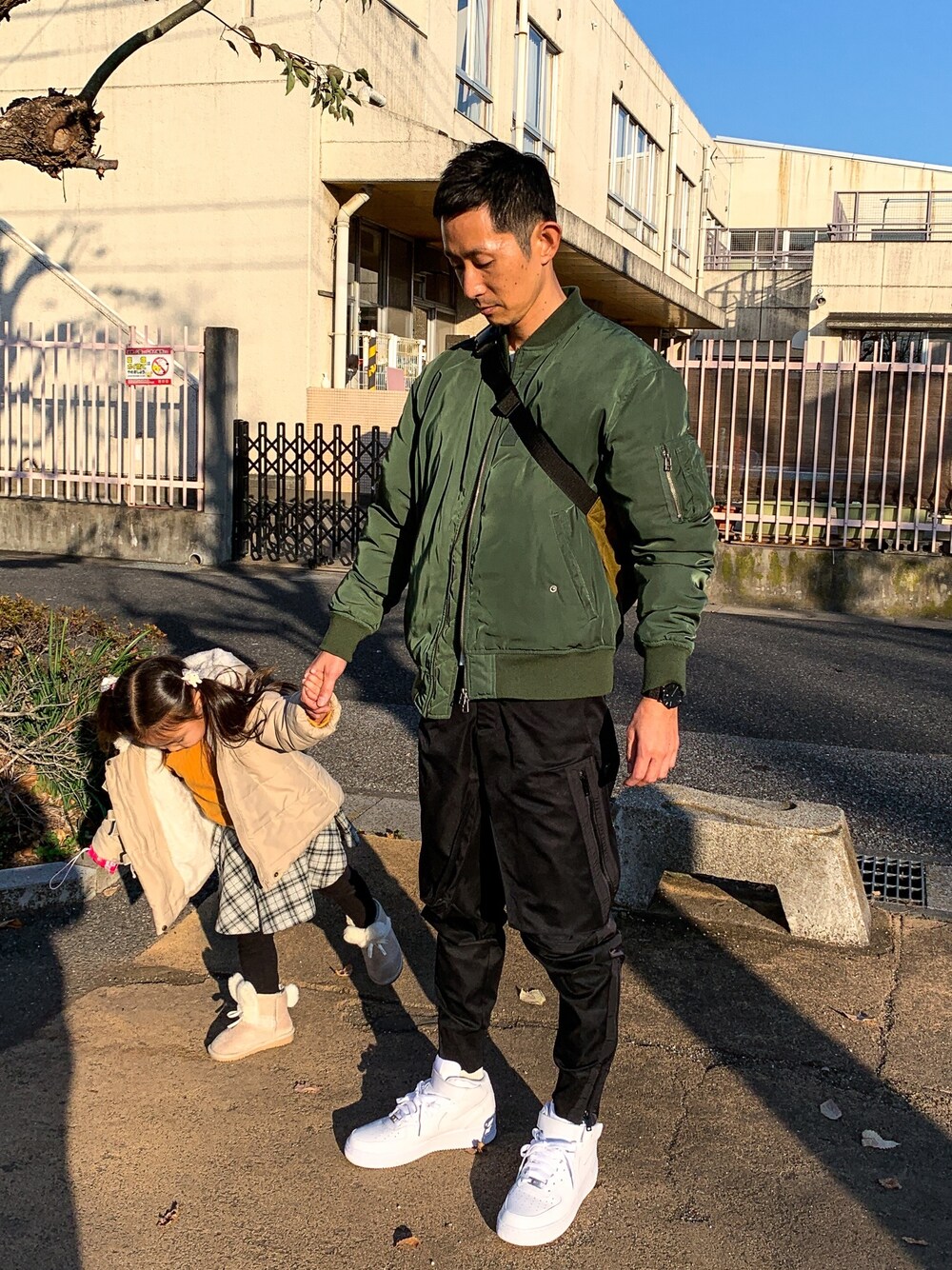 「SKAGEN、スカーゲン、NIKE、ナイキ、AIR FORCE 1、エアフォースワン、Jordan、nico and…、娘とおでかけ、スニーカーコーデ」｜「SKAGENのHAGEN　SKW6472（アナログ腕時計、ブラック系）」を使った、ほねさん（メンズ・176cm）の冬コーディネートの1枚目の写真
