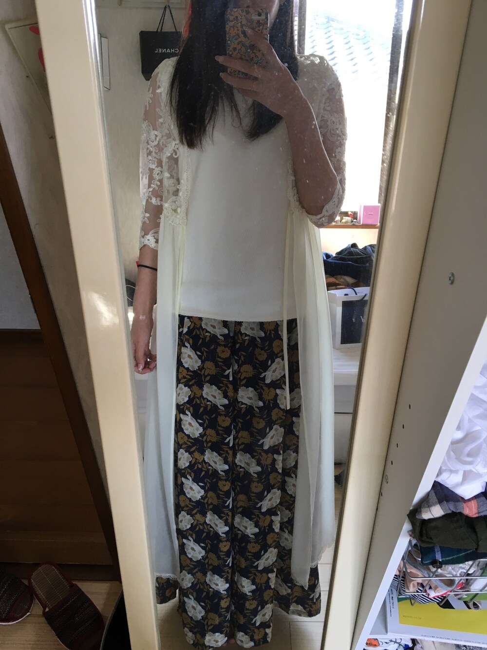 「パンツスタイル、柄パンツ、Ungrid、Lily Brown、刺繍ガウン、レース」｜「Ungridのハニカムボックスタンクトップ（タンクトップ、ホワイト系）」を使った、✡りっちゃん✡さん（レディース・167cm）の春コーディネートの1枚目の写真
