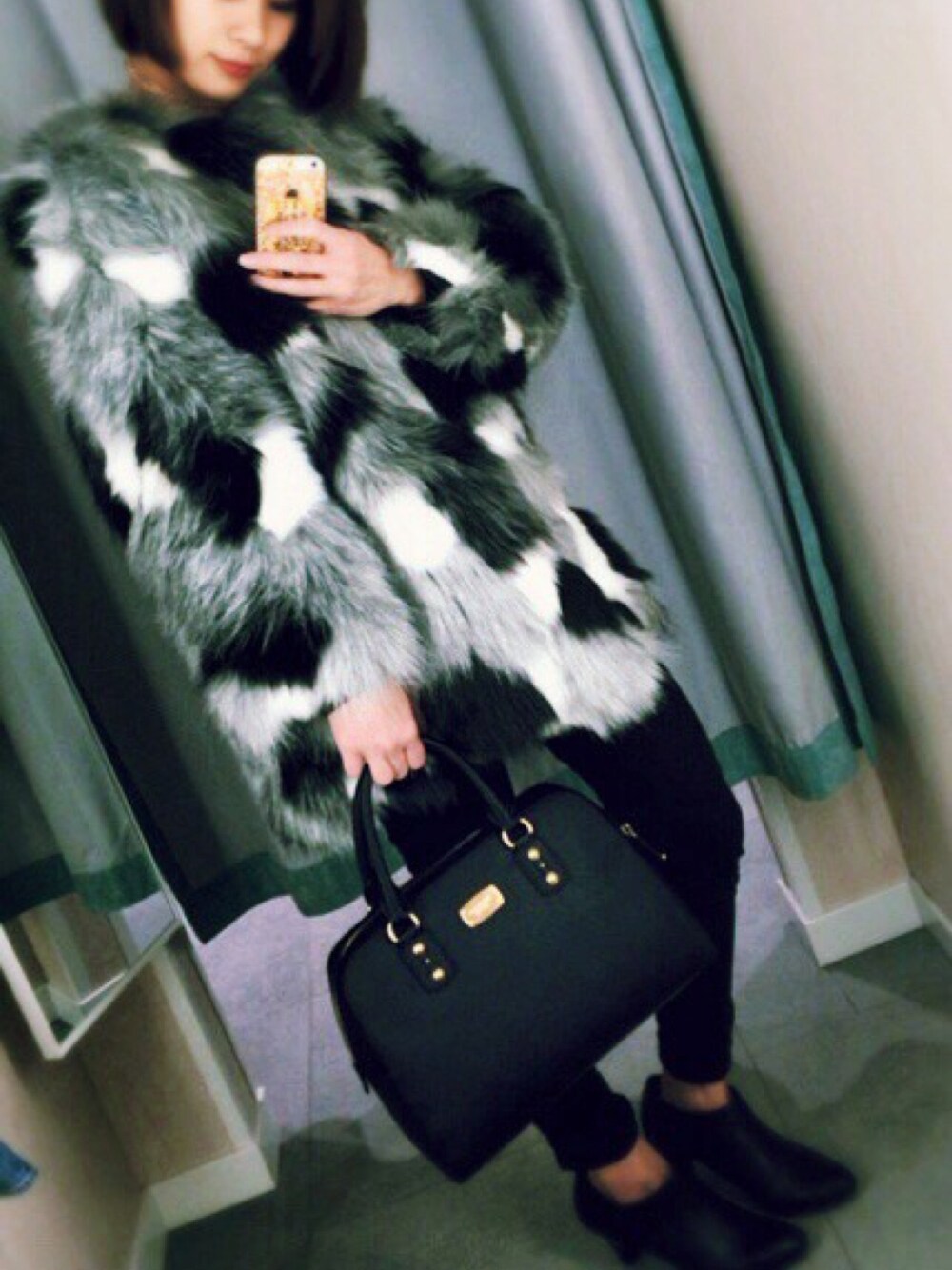 ブラック系のその他アウター、ブラック系のパンツ、ブラック系のバッグを着用したレディースの冬コーディネートの1枚目の写真