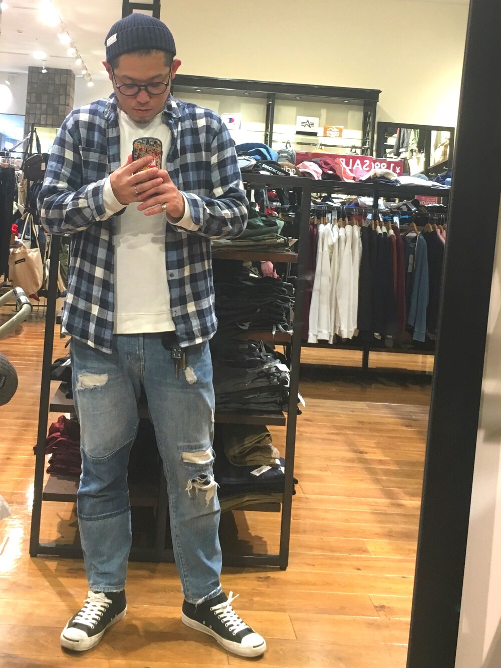 「チェック、クラッシュデニム、ダメージデニムパンツ、H&M、ジャックパーセル、ニット帽、アメカジ、春コーデ、青、めがね」｜「H&Mのアイテム（ニットキャップ/ビーニー、ブルー系）」を使った、kaiさん（メンズ・178cm）の春コーディネートの1枚目の写真