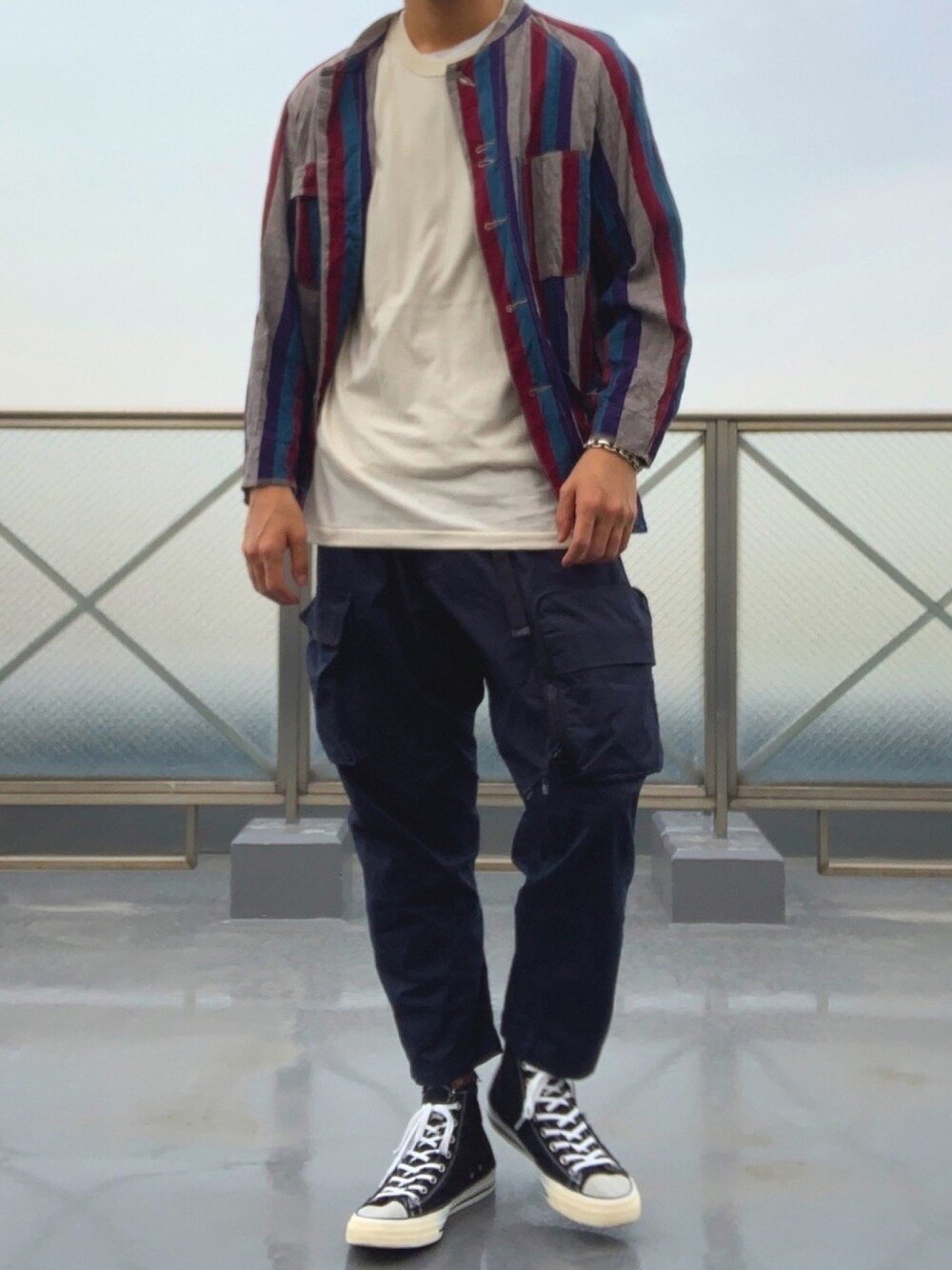 その他のジャケット/アウター、ブラック系のカーゴパンツ、ホワイト系のTシャツ/カットソーを着用したメンズの春コーディネートの1枚目の写真