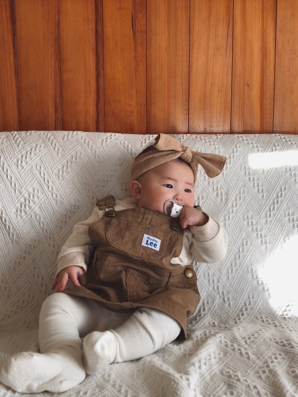 「baby、ベビーコーデ、生後100日、ブラウンコーデ、ジャンパースカート、白タイツ、Buddy Lee」｜「西松屋のアイテム（スウェット、ベージュ系）」を使った、rさん（キッズ・60cm）の冬コーディネートの1枚目の写真