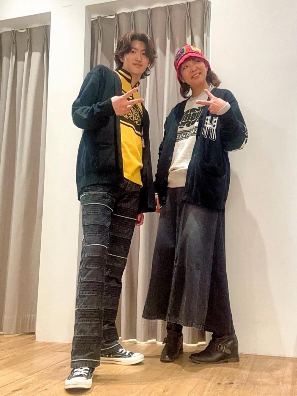 「カーディガン、スウェット、デニム、ハット、春コーデ、ヒステリックグラマー、HYSTERIC GLAMOUR」｜「HYSTERIC GLAMOURのスクラッチフレアデニムパンツ（デニムパンツ、ブラック系）」を使った、ta123456さん（メンズ・179cm）の春コーディネートの1枚目の写真
